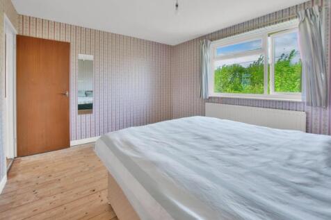 10 - bedroom.JPG