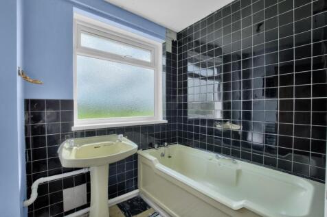 12 - bathroom.JPG
