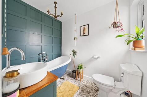 1.6 - family bathroom.jpg