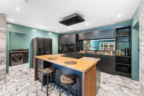 3 - kitchen.jpg