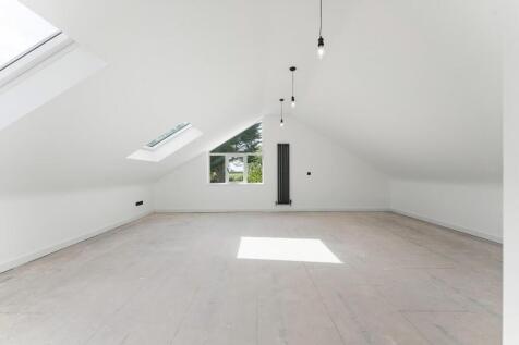 11.5 - principal bedroom.jpg