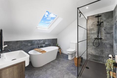 12 - principal ensuite.jpg