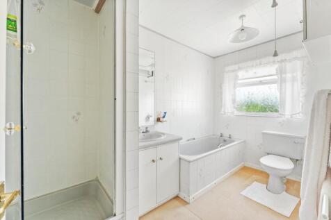 1.7 - family bathroom (2).jpg