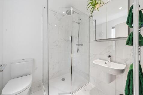 12 - ensuite.jpg