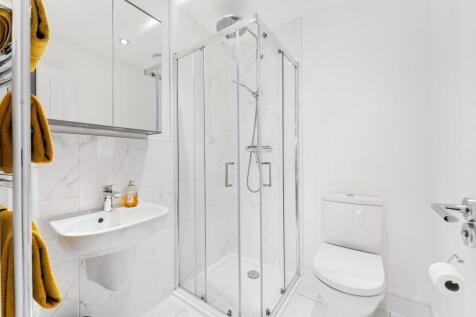 16 - ensuite.jpg