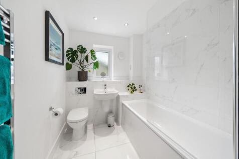 19 - family bathroom.jpg