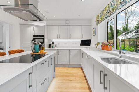 27 - Kitchen.jpg
