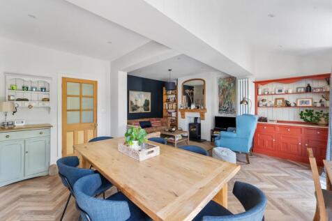 5 - dining family room.jpg