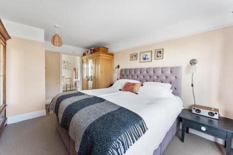 10 - bedroom.jpg