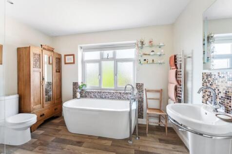 12 - ensuite.jpg