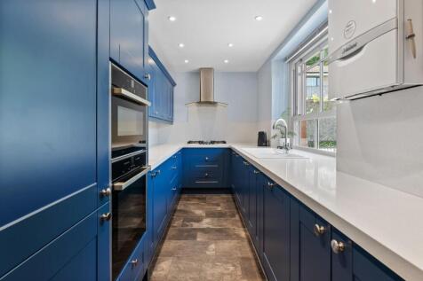 4 - kitchen.jpg