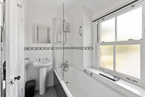 16 - family bathroom.jpg