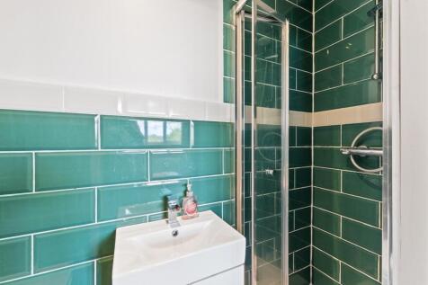 9 - ensuite.jpg
