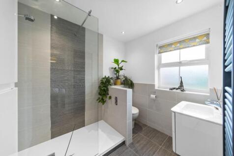 1.10 - ensuite.jpg