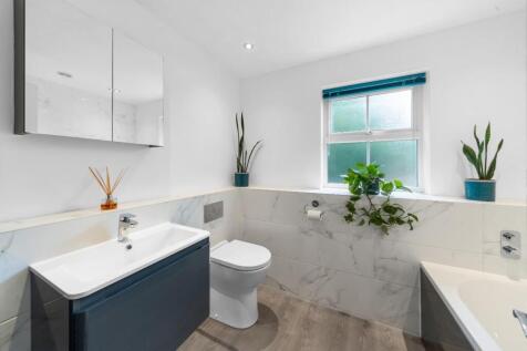 1.14 - family bathroom.jpg