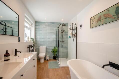 11 - ensuite.jpg