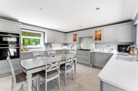 7 - kitchen.jpg
