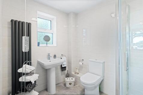 15 - ensuite.jpg