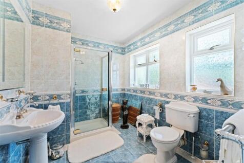 18 - bathroom.jpg