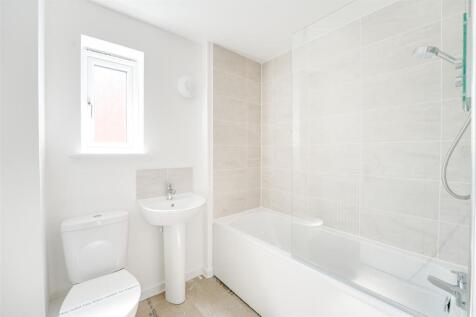 13 - family bathroom.jpg
