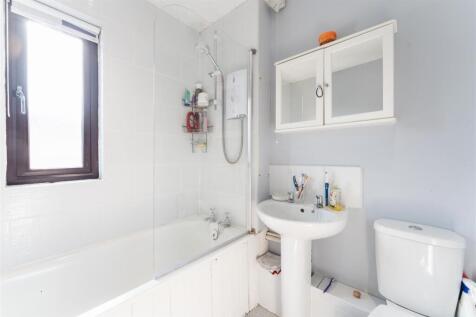 11 - family bathroom.jpg