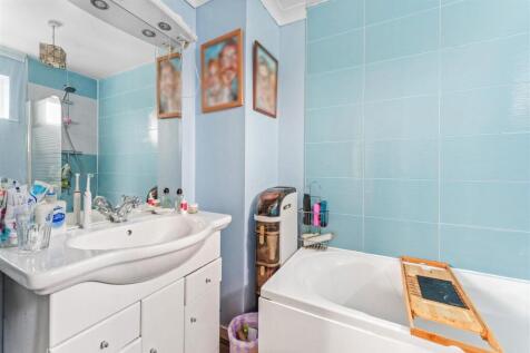 1.10 - ensuite.jpg