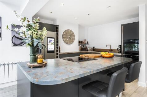4 - kitchen.jpg