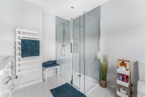 10 - ensuite.jpg