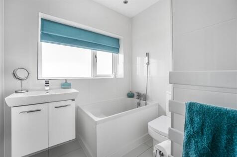 14 - family bathroom.jpg