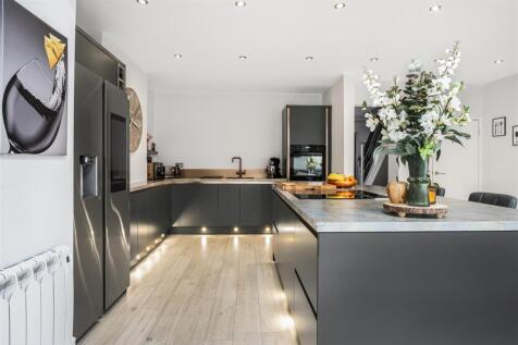 19 - kitchen.jpg
