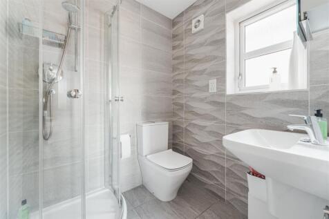 6 - ensuite.jpg