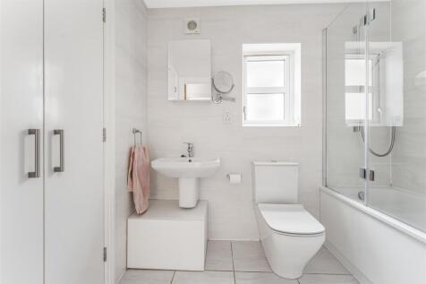 8.1 - family bathroom.jpg