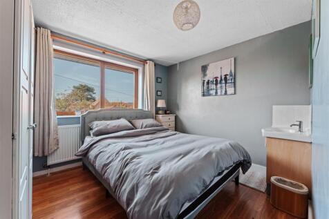 9 - bedroom.JPG