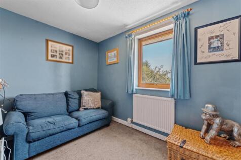 10 - bedroom.JPG