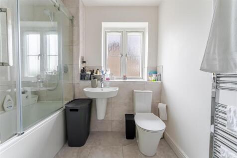 q15 - family bathroom.jpg