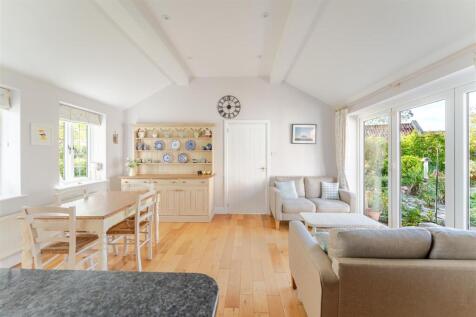 4.1 - dining family area.jpg