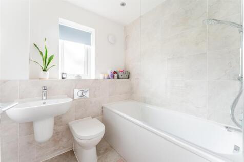 13 - family bathroom.jpg