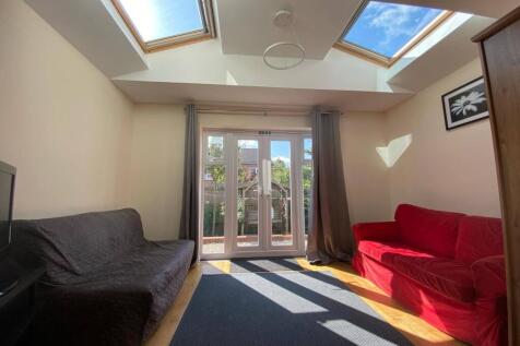 AVAILABLE FOR ACADEMIC YEAR 2026/2027.   4 bed se
