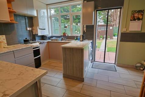 2 bed semi-detached house to rent 130 Charter Ave