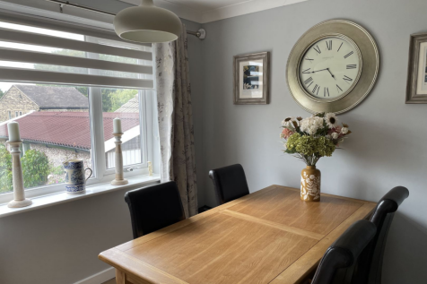 Bed 3 / Dining Room