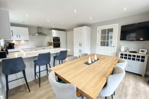 Kitchen/ Dining Room