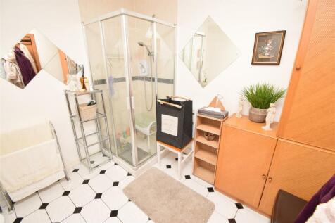 ANNEXE SHOWER ROOM.JPG