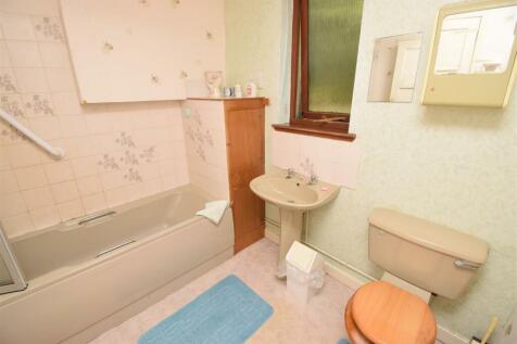 BATHROOM.JPG