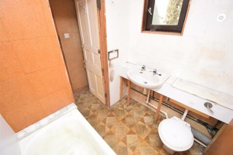 BATHROOM (2).JPG
