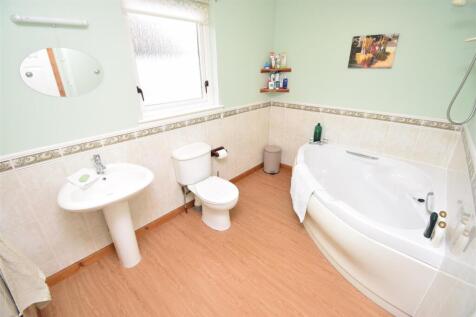 GROUND FLOOR BATHROOM.JPG