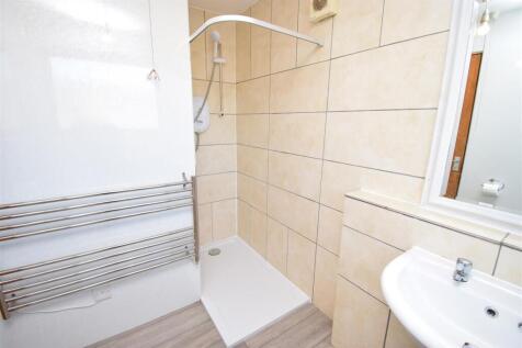 SHOWER ROOM.JPG