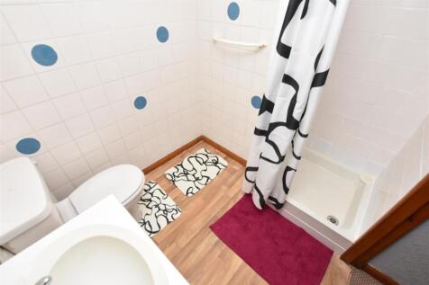 BEDROOM FIVE EN-SUITE.JPG