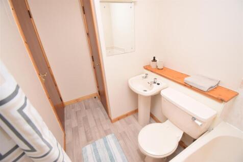 BATHROOM (2).JPG