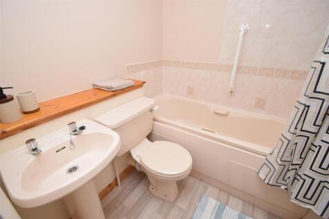 BATHROOM.JPG