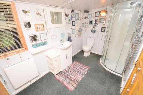 SHOWER ROOM-2.jpg